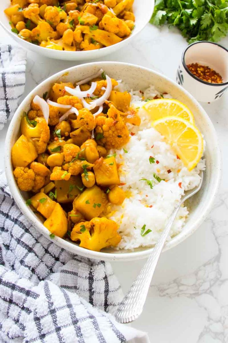 creamy cauliflower and chickpea curry